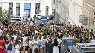 Taylor-Swift-Fans in der Wiener Corneliusgasse