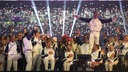 Die Athleten des Teams Frankreich genießen bei Abschlussfeier der Paralympischen Sommerspiele Paris 2024 im Stade de France die Show auf der Bühne