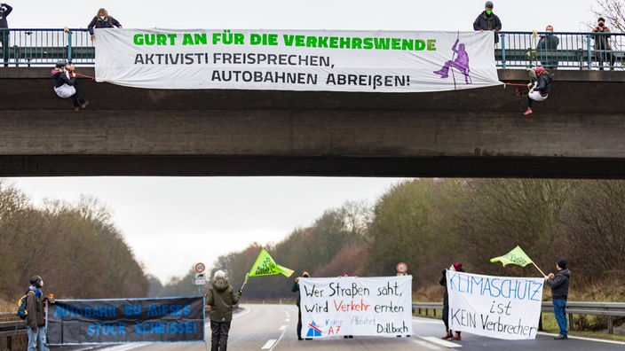 Abseilaktion von Klimaaktivisten auf Autobahn