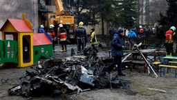 Trümmer eines Hubschraubers nahe der Stadt Kiew