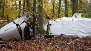 Das abgestürzte Kleinflugzeug in einem Waldstück in der Nähe des Flugplatzes Schwarze Heide