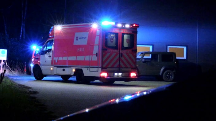 Absturz in einer Kletterhalle in Essen - Krankenwagen fährt los 
