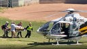 12.08.2022, USA, Chautauqua: In diesem Videostandbild wird der Autor Salman Rushdie auf einer Trage zu einem Hubschrauber gebracht, der ihn in ein Krankenhaus transportiert, nachdem er während eines Vortrags in der Chautauqua Institution angegriffen wurde