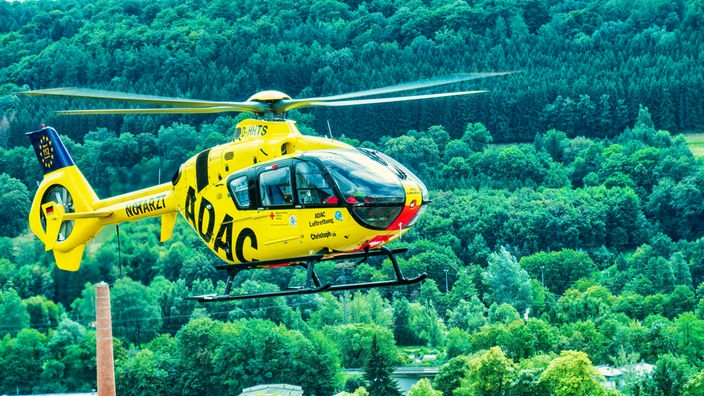 ADAC Hubschrauber Christoph im Landeanflug kurz vor dem Klinikum Kulmbach im August 2023