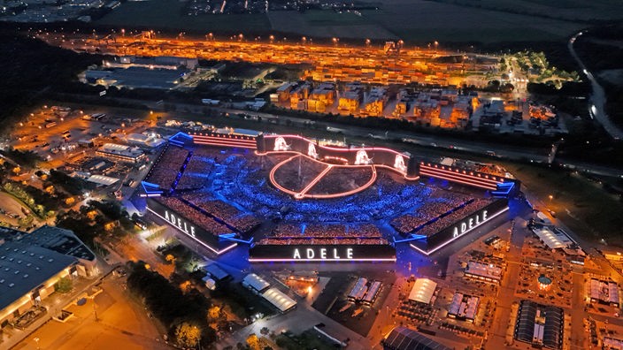 Luftaufnahme der Open-Air Arena für das Auftaktskonzert von Adele