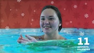 Junge Frau schwimmt in einem Schwimmbecken, dazu die Nummer 11