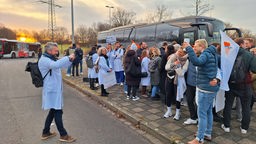 Ärztinnen und Ärzte in Düsseldorf auf dem Weg zu einer Streikversammlung