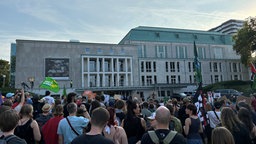 Protestler begrüßen AfD Anhänger vor der Philharmonie