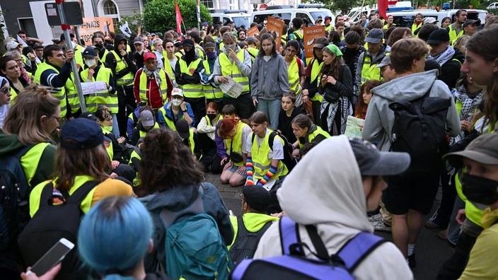 Gegendemonstranten stehen auf einer Zufahrtsstraße zum Gelände des AFD-Parteitags in Essen