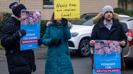 Drei Personen demonstrieren gegen den Neujahrsempfang der AfD in Duisburg