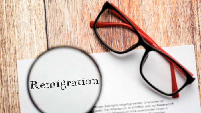 "Remigration" einem Blatt Papier