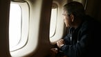Präsident Bush blickt aus dem Fenster der Air Force One und begutachtet die Schäden durch Hurrikan Katrina