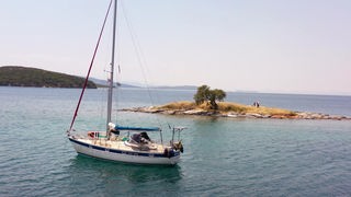 Ein Segelboot auf dem griechischen Meer