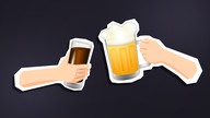 Eine Hand mit einem Bier-Glas stößt mit einer anderen Hand mit einem Cola-Glas an.