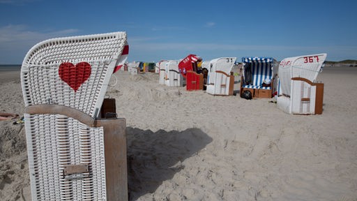 Mit Herz bemalter Strandkorb am Strand von Amrum