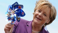 Angela Merkel mit Windrad