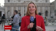 Anja Miller auf dem Petersplatz in Rom