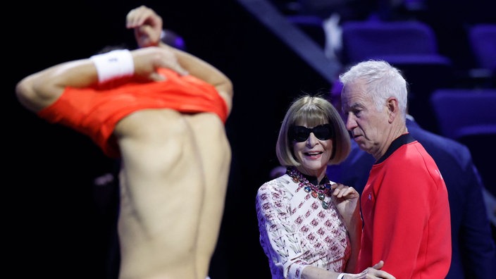 John McEnroe und John McEnroe beobachten den sich fertig machenden Ben Shelton auf dem Laver Cup in Berlin