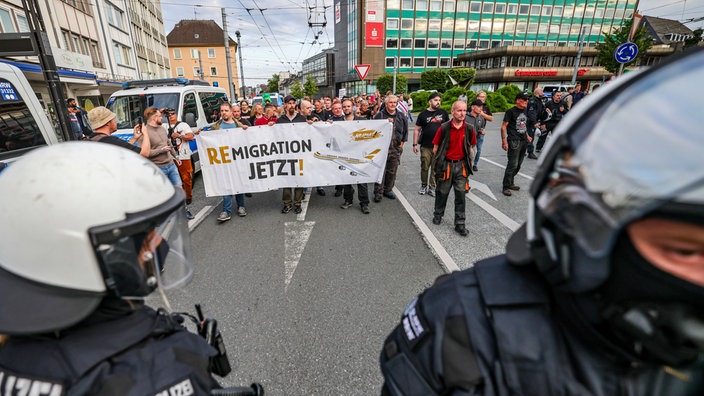 Polizei und Demonstranten nach Messerattacke