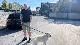 Anwohner Dietmar Hergarten mit seinem Hund in Adendorf