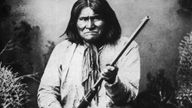Apachen-Häuptling Geronimo mit Gewehr, Foto 1884