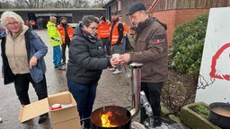 Matthias Knolle hat Apfelpunsch für die Neugierigen, die die Sprengung beobachten wollen, gemacht