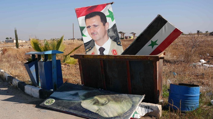 Ein Bild des syrischen Machthabers Bashar al-Assad in einem Müllcontainer