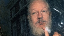 ARCHIV - 11.04.2019, Großbritannien, London: Julian Assange kommt am Westminster-Amtsgericht an.