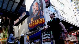Wandbild von Julian Assange auf George Street im Central Business District von Sydney