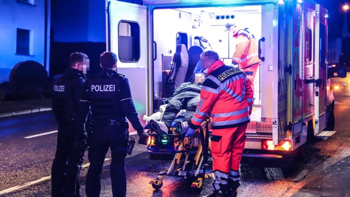Krankenwageneinsatz vor einem Haus nach einer Attacke in Hagen nach einer Trennung.
