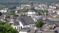 Der Kirchturm des "Sauerländer Doms" in Attendorn