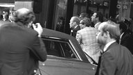 US-Präsident Gerald Ford duckt sich hinter seiner Limousine und wird in das Fahrzeug gedrängt, nachdem ein Schuss abgefeuert wurde, als er das St. Francis Hotel in San Francisco verließ am 22. September 1975.