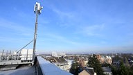 Aufnahme eines 5G-Mobilfunkmastes auf dem Dach eines Hochhauses.