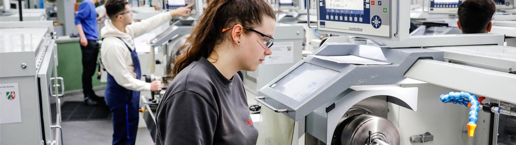 Eine Auszubildende arbeitet an einer Drehbank im Berufsbildungszentrum in Remscheid