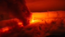Der Vulkans Ätna spuckt glühende Lava in den Himmel
