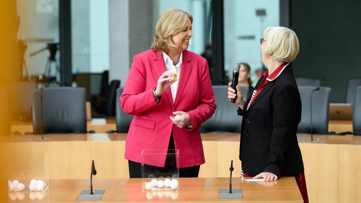 Bärbel Bas zieht zusammen mit Christine von Blanckenburg  im deutschen Bundestag die Teilnehmenden des ersten Bürgerrates "Ernährung im Wandel".