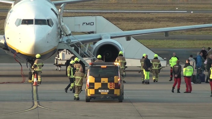 Ein Flugzeug und Einsatzkräfte auf dem Flughafen Münster/Osnabrück