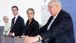 Die Schulministerin Dorothee Feller, der nordrhein-westfälische Ministerpräsident Hendrik Wüst (CDU), Wirtschaftsministerin Mona Neubaur (Grüne) und Gesundheitsminister Karl-Josef Laumann (CDU)
