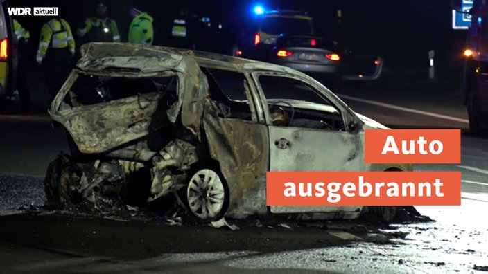 Ein ausgebranntes Auto steht auf der A555