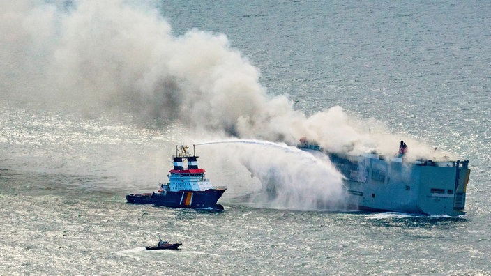 Brennender Frachter vor Ameland