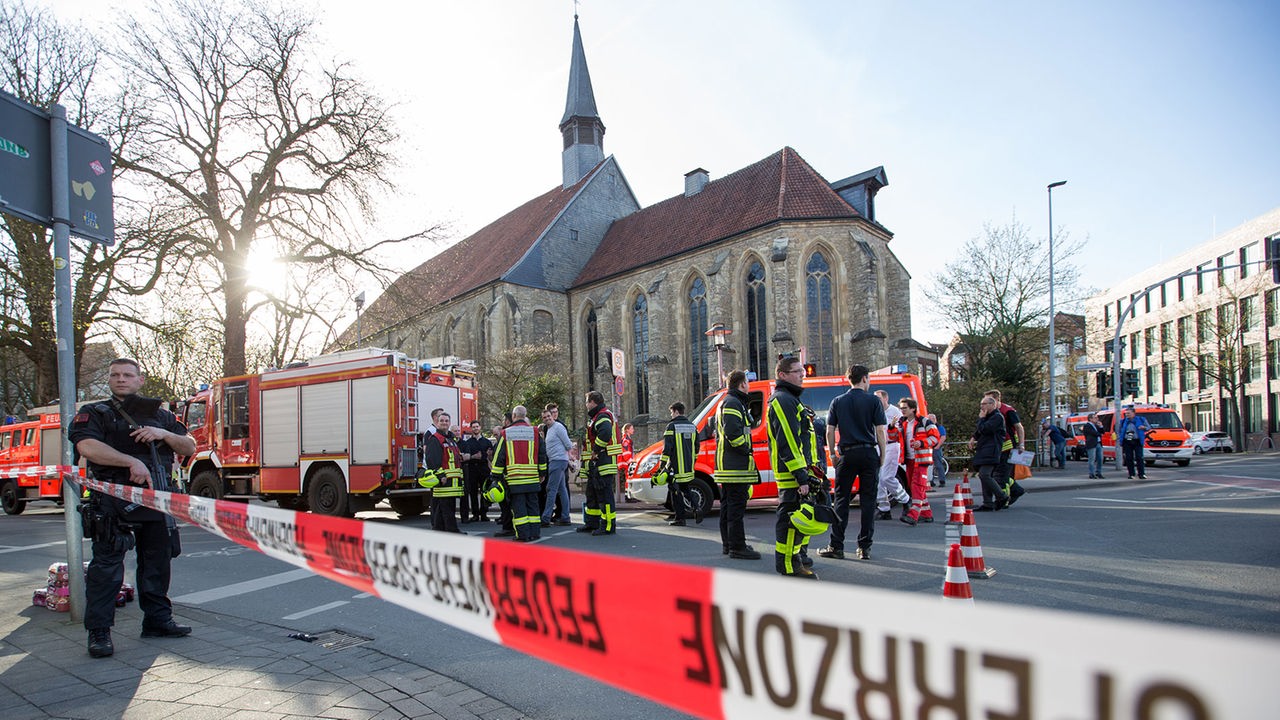 Bewaffnete Polizisten stehen in der Innenstadt. In Münster sind am Samstag mehrere Menschen gestorben, als ein Auto in eine Menschenmenge fuhr