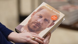 10.01.2023, Großbritannien, London: Eine Person hält ein Exemplar der neu erschienenen Autobiografie von Prinz Harry mit dem Titel "Spare" bei der Buchhandlung Waterstones Piccadilly in der Hand