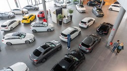 Ein Mercedes-Autohaus mit Neuwagen von der Vogelperspektive fotografiert