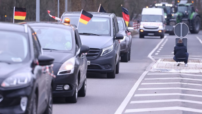 Mehrere PKW mit Deutschland-Flaggen