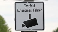 Ein Straßenschild, auf dem steht: "Testfeld Autonomes Fahren"