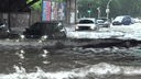 Autos fahren in Dortmund durch knieetiefes Wasser