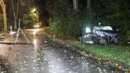 Das Foto zeigt ein nach einem Unfall zerstörtes Auto am Straßenrand in Bochum