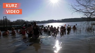 Menschen baden in einem kalten See