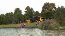 Versenktes Fahrzeug wird aus dem Badesee Lünen geborgen