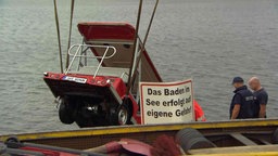 Versenktes Fahrzeug wird aus dem Badesee Lünen geborgen